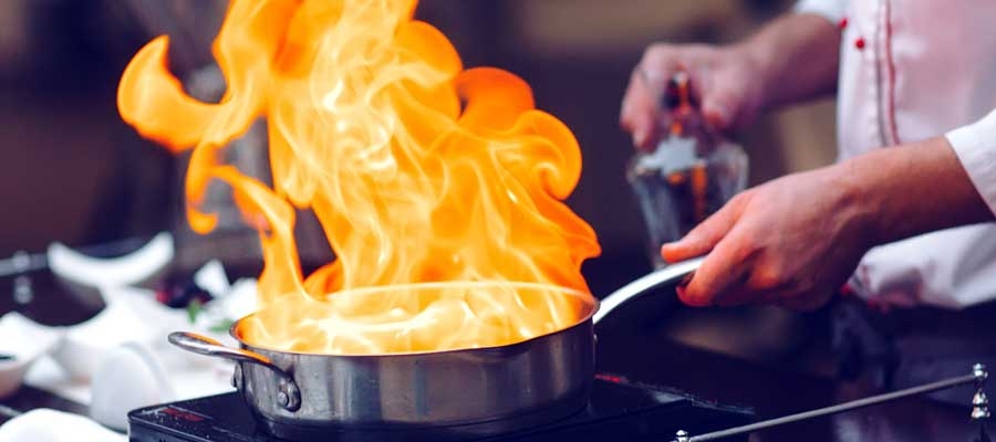 Flambe-Spezialitaeten im Ristorante Paparazzi in Buelach Zuerich