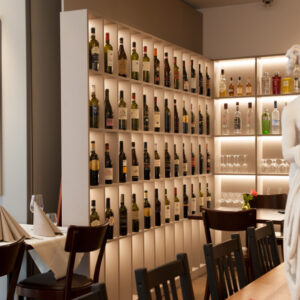 Weinregal im Ristorante Paparazz in Buelach